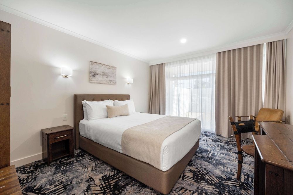 Best Western Adelaide Airport Deluxe Room, 1 Queen Bed, Garden View 4