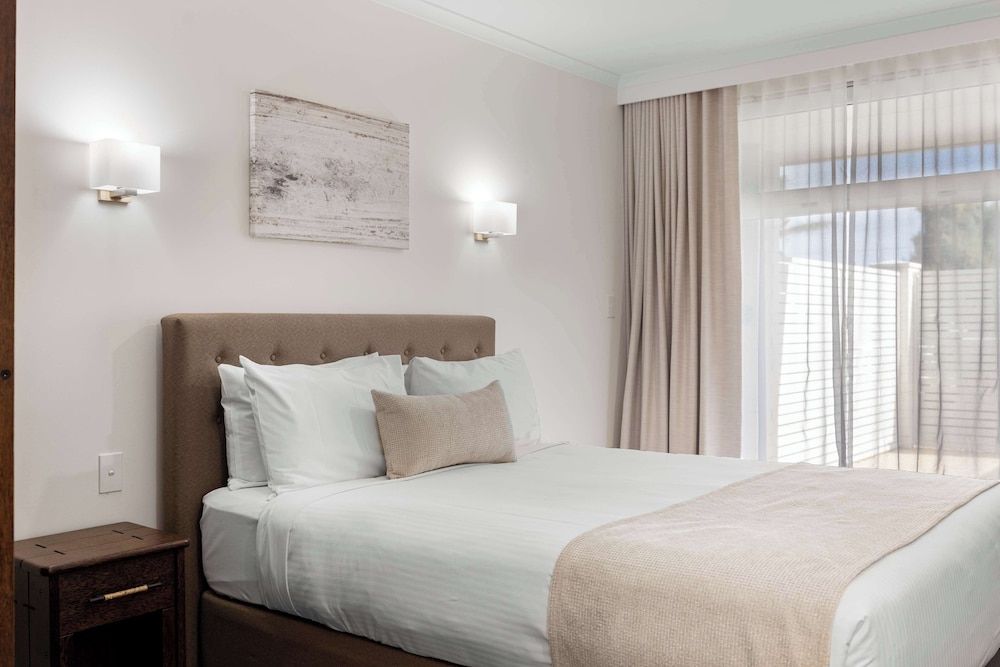 Best Western Adelaide Airport Deluxe Room, 1 Queen Bed, Garden View 3