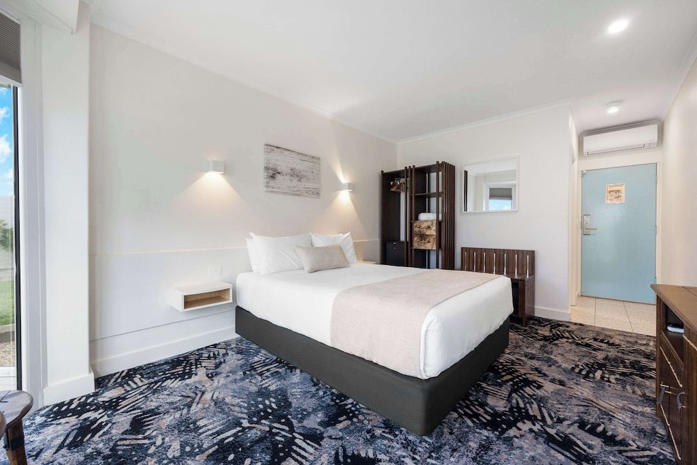 Best Western Adelaide Airport Deluxe Room, 1 Queen Bed, Garden View 5