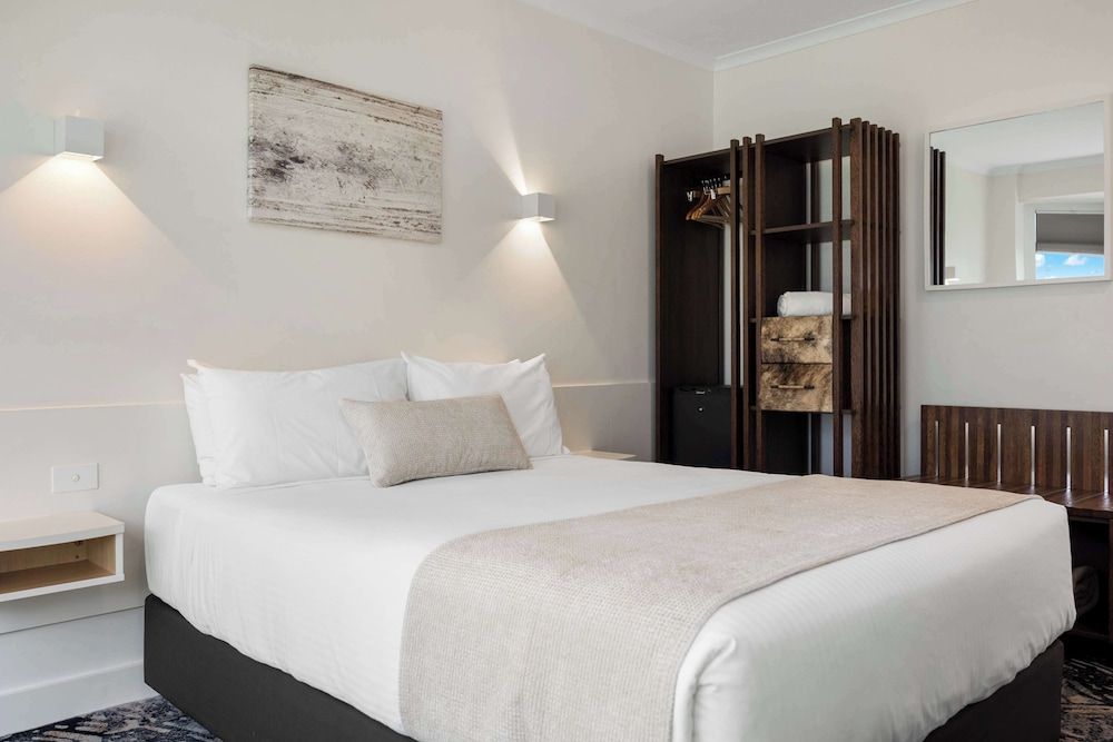 Best Western Adelaide Airport Deluxe Room, 1 Queen Bed, Garden View 6