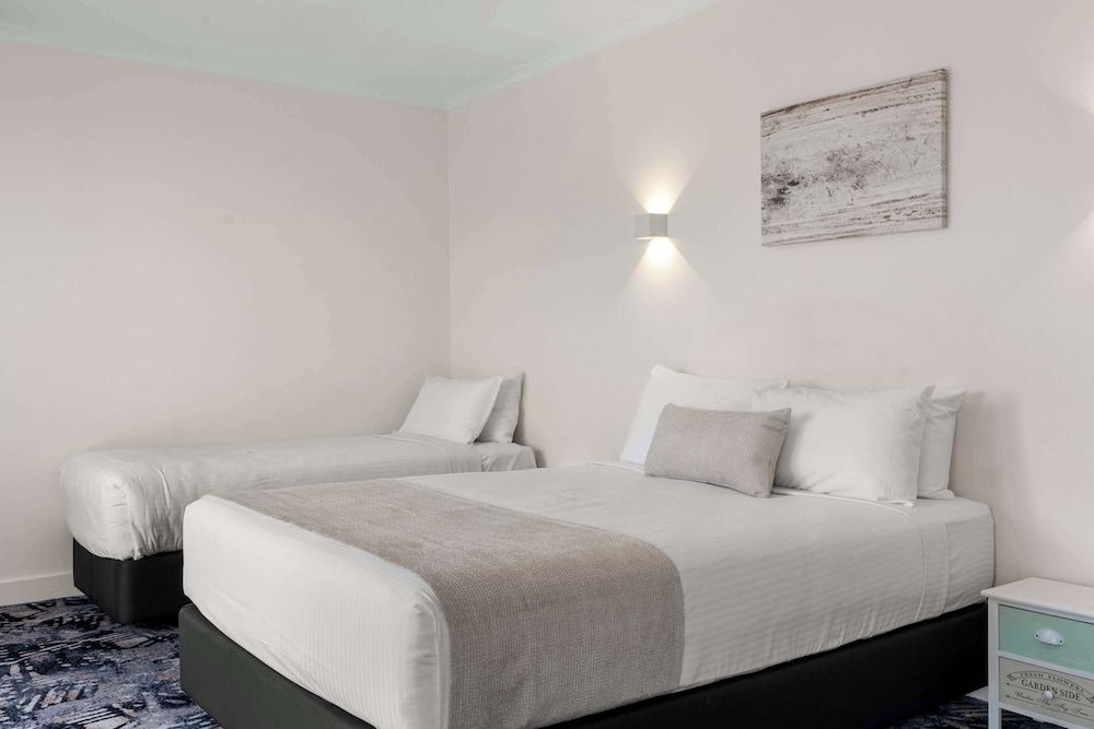 Best Western Adelaide Airport Superior Room, Multiple Beds, Kitchenette, Courtyard Area 3