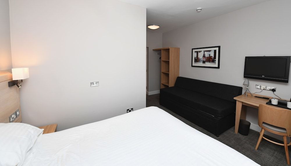 Crown, Droitwich by Marston's Inns Family Room, Accessible 5