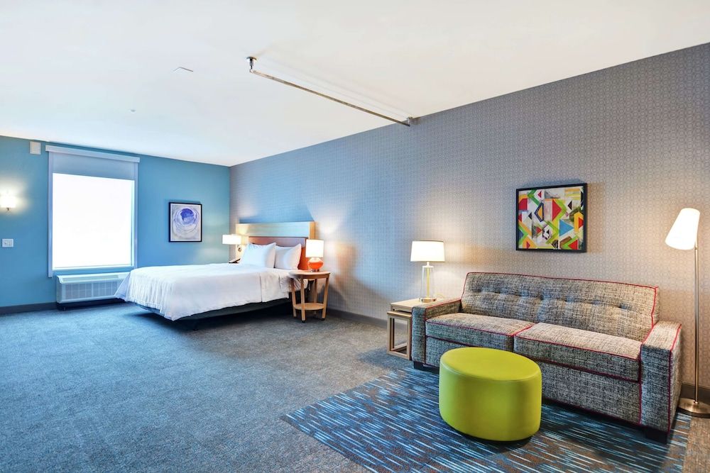 Studio, 1 King Bed, Accessible (Roll-In Shower)