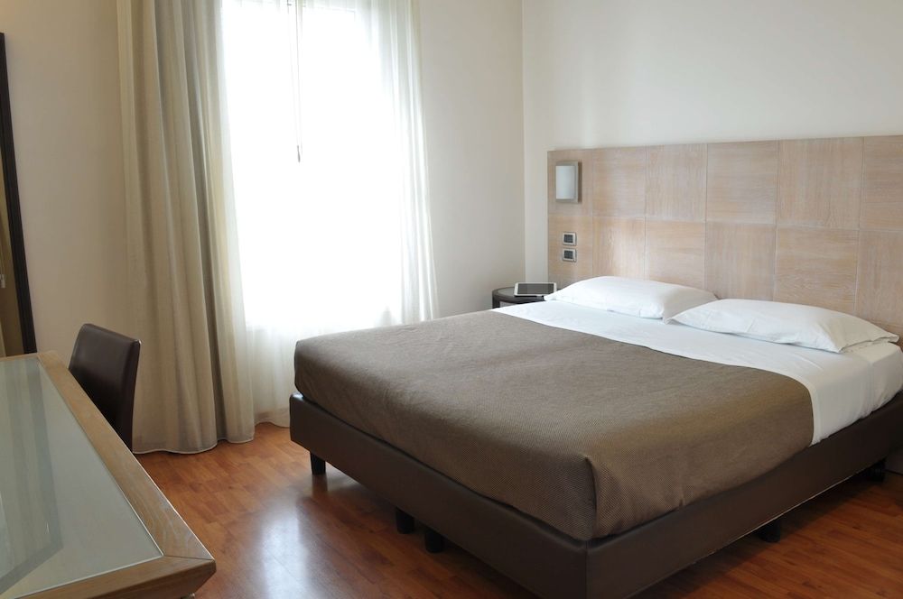 San Giorgio, Sure Hotel Collection by Best Western Classic Room, 1 Queen Bed 3