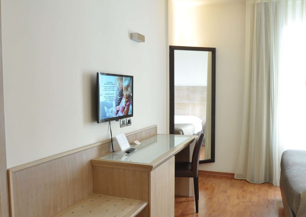 San Giorgio, Sure Hotel Collection by Best Western Classic Room, 1 Queen Bed 5