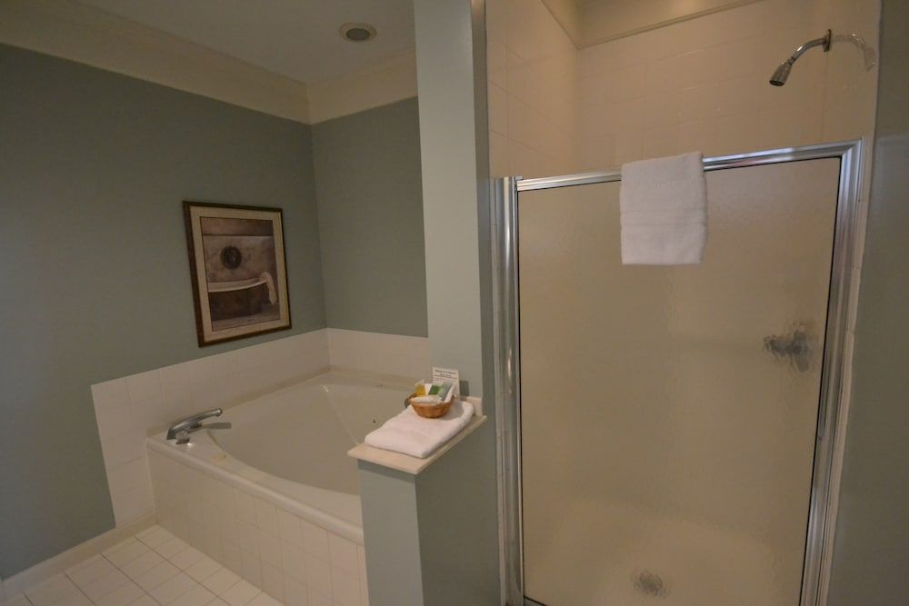 Century Suites Hotel Standard Apt, 2 Queen Beds w Sofa bed,Fireplace,Jetted Tub(No staircase, steps-no wheelchair access) 2
