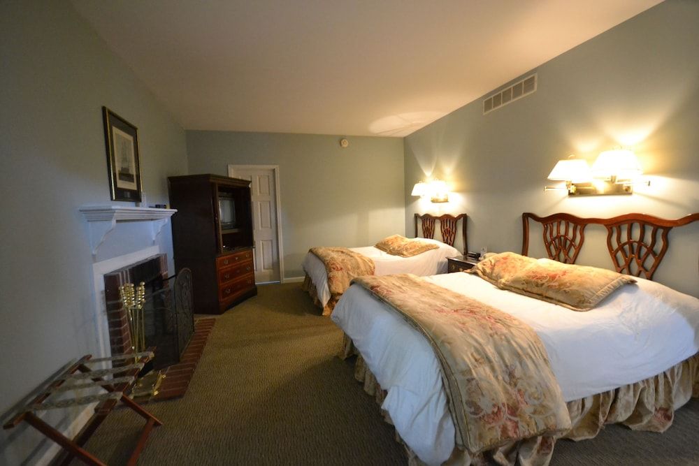 Century Suites Hotel Standard Apt, 2 Queen Beds w Sofa bed,Fireplace,Jetted Tub(No staircase, steps-no wheelchair access)