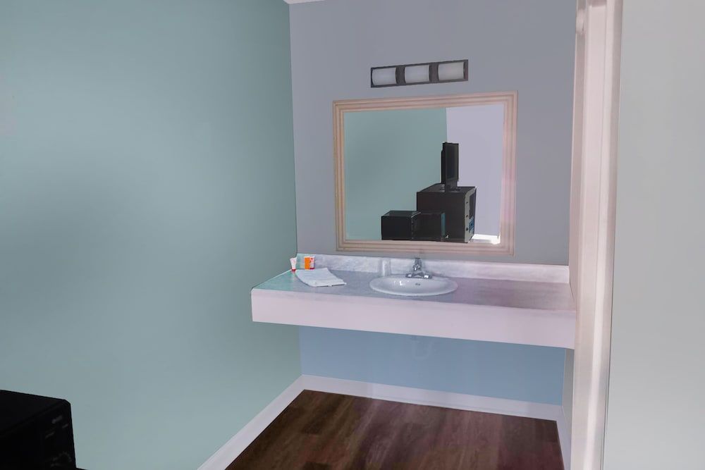 OYO Inn Kernersville Room, 1 Queen Bed, Smoking 4