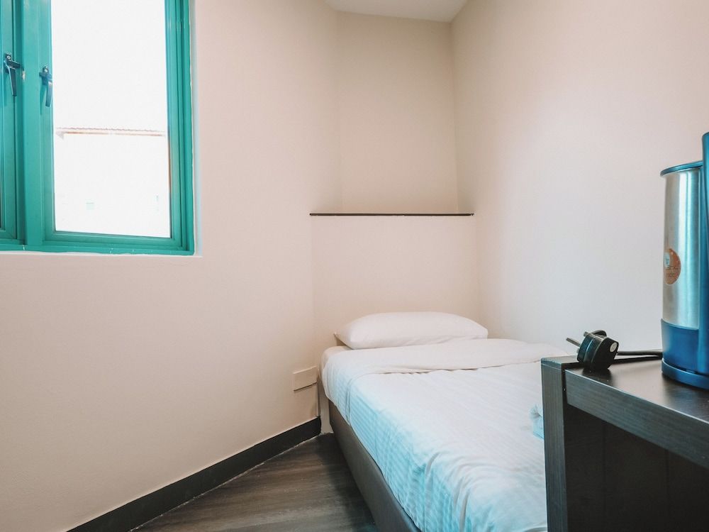 Deluxe single, Window