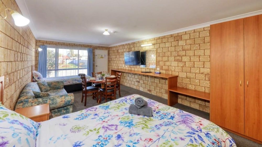 Darling River Motel Executive Double or Twin Room 9
