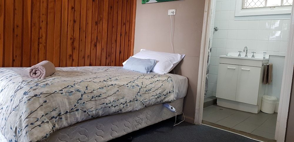 Darling River Motel Budget Room with One Single Bed 3