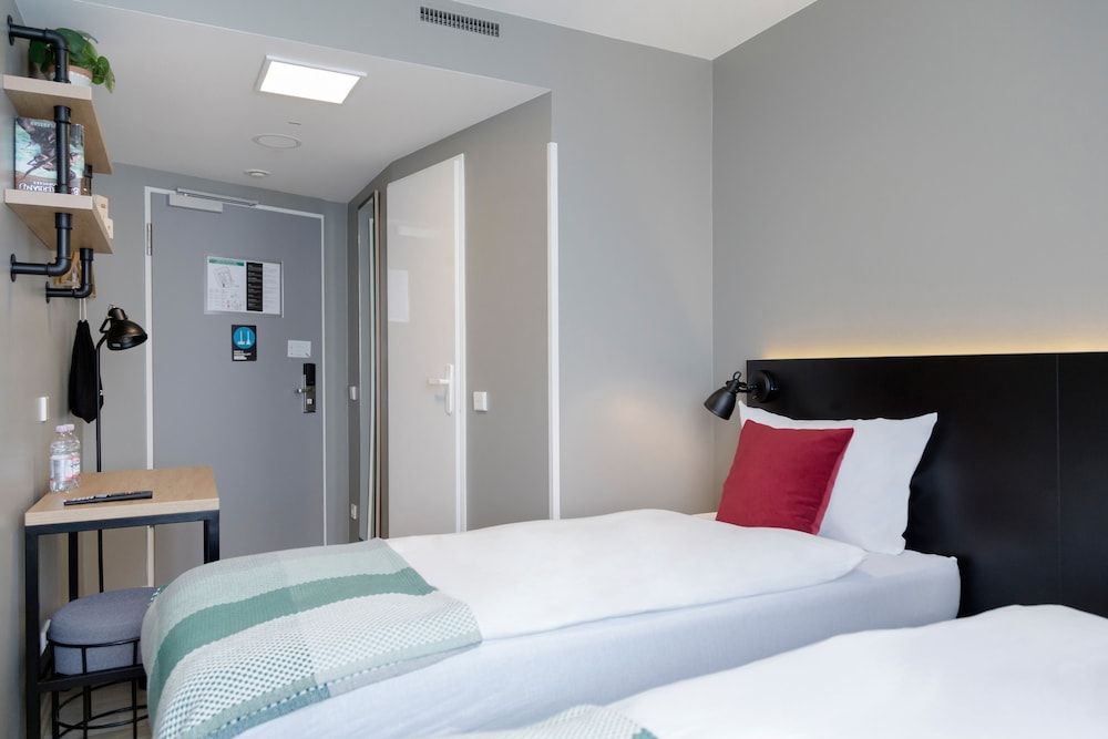 Generator Hamburg Deluxe Twin Room 2