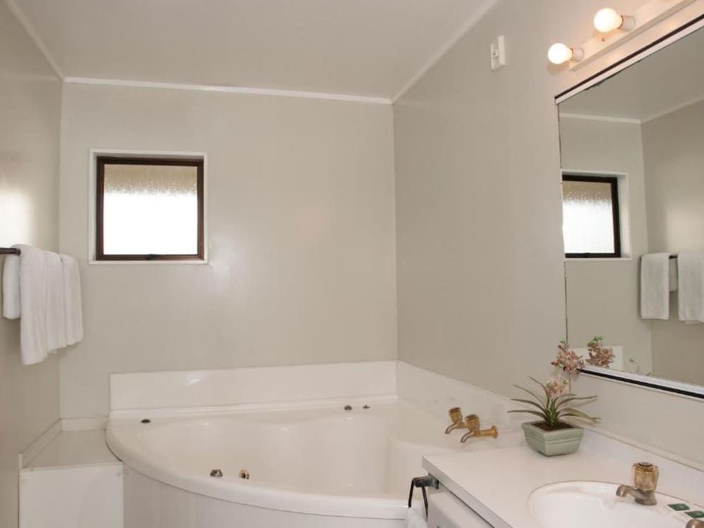 Pembrooke Motor Lodge Family Spa Apartment 10