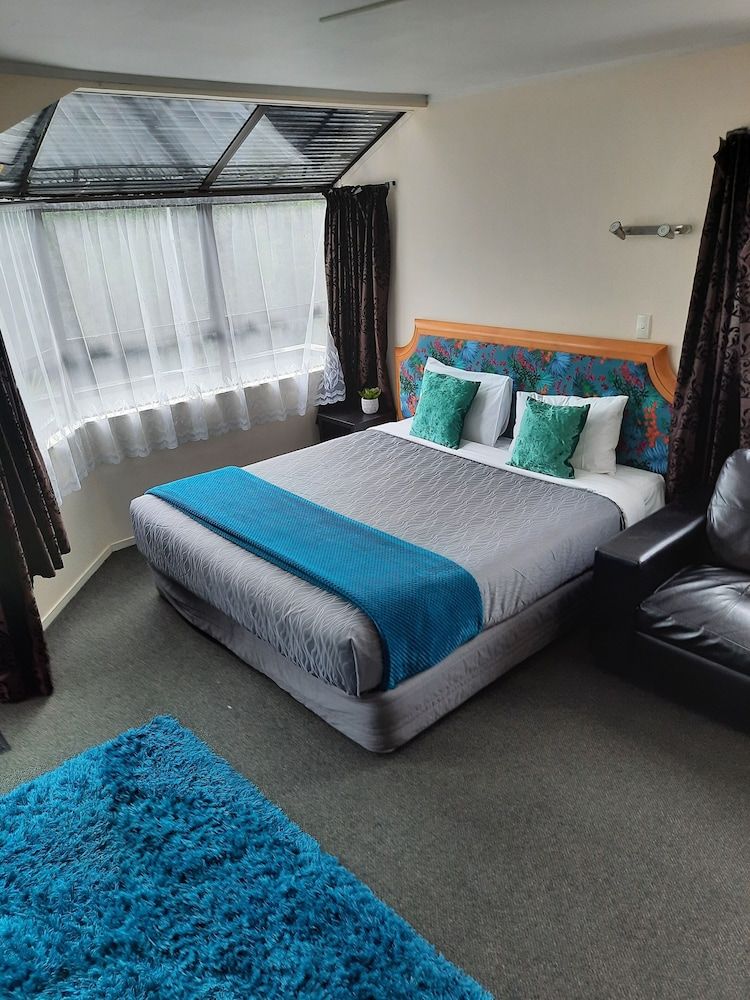 Pembrooke Motor Lodge Corporate Studio 4