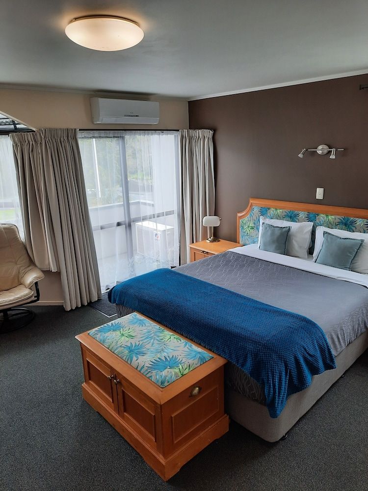 Pembrooke Motor Lodge Corporate Studio 5