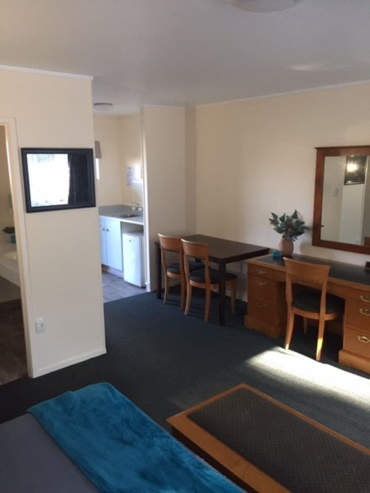 Pembrooke Motor Lodge Twin Studio 2