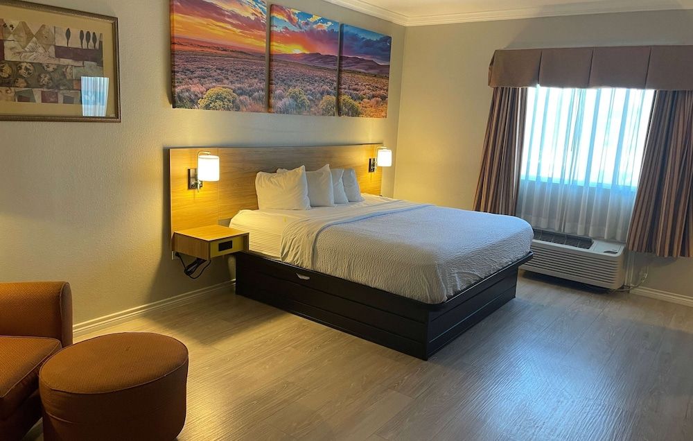 Room, 1 King Bed, Accessible, Non Smoking (Mobility)