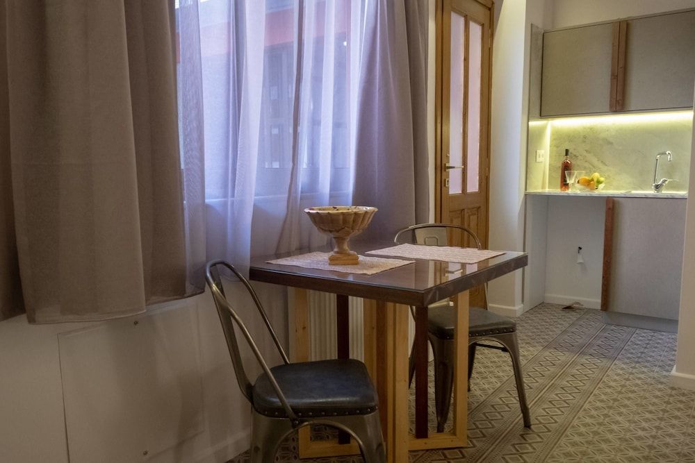 Athenian Yard Suites Queen Studio, Courtyard View 6