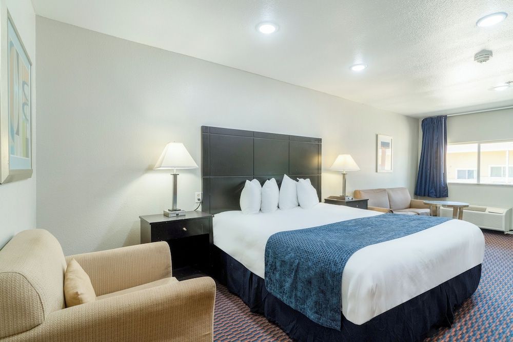 Room, 1 King Bed, Non Smoking, Kitchenette