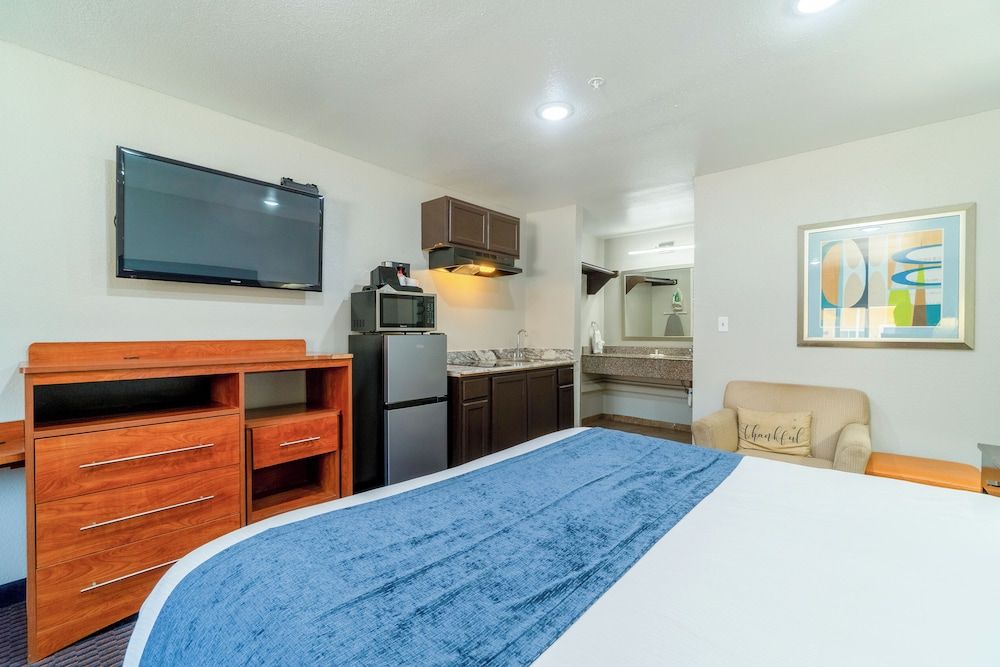 Room, 1 King Bed, Non Smoking, Kitchenette