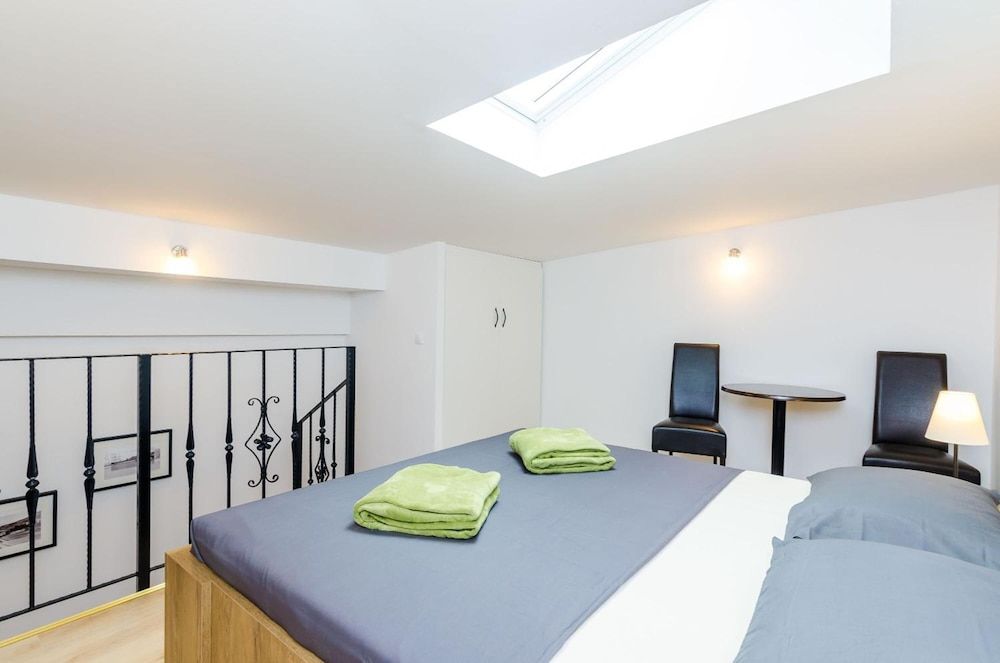 undefined Rooms Baza 10