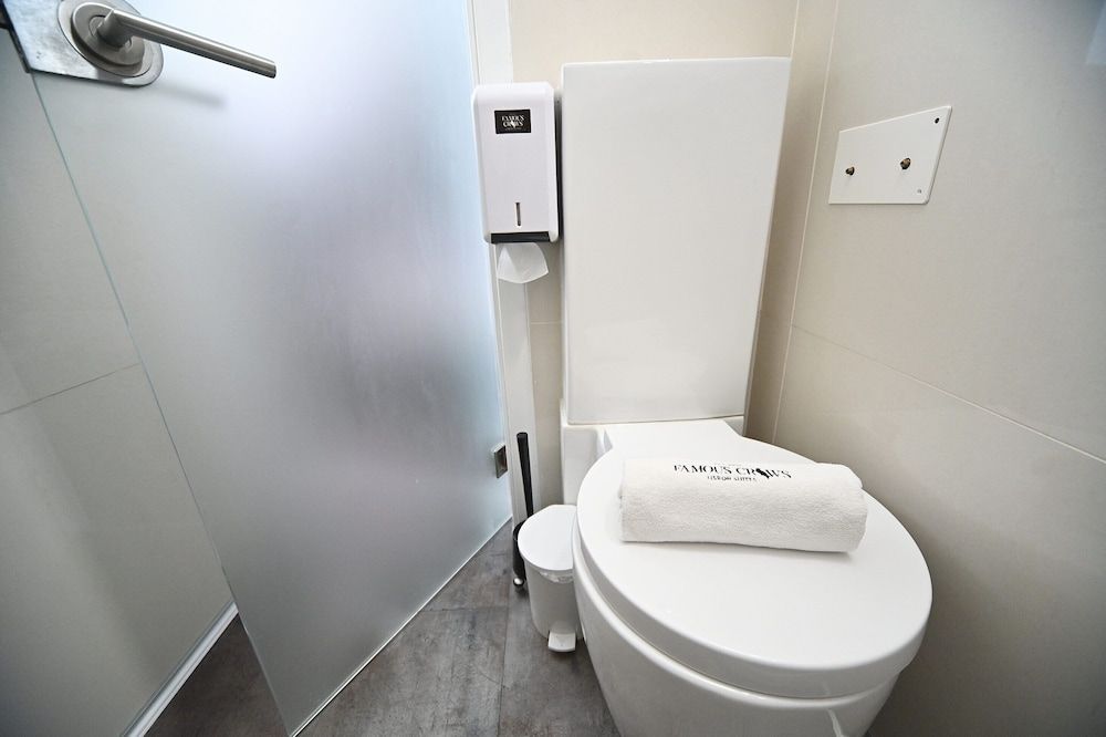 Famous Crows Lisbon Suites Double, Private Bathroom, Low Ceiling (4th Floor) 6