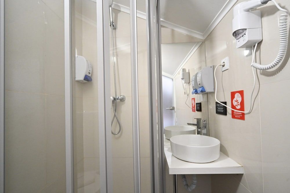 Famous Crows Lisbon Suites Double, Private Bathroom, Low Ceiling (4th Floor) 5