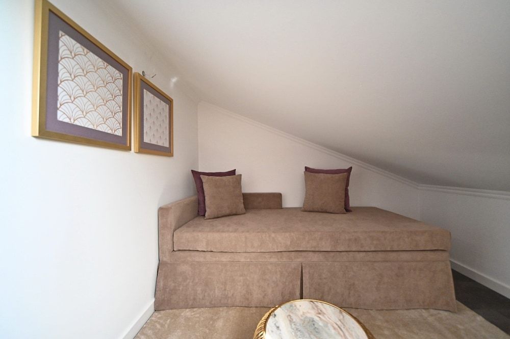 Famous Crows Lisbon Suites Double, Private Bathroom, Low Ceiling (4th Floor) 3