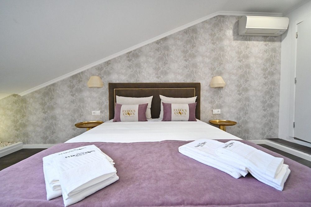Famous Crows Lisbon Suites Double, Private Bathroom, Low Ceiling (4th Floor) 2