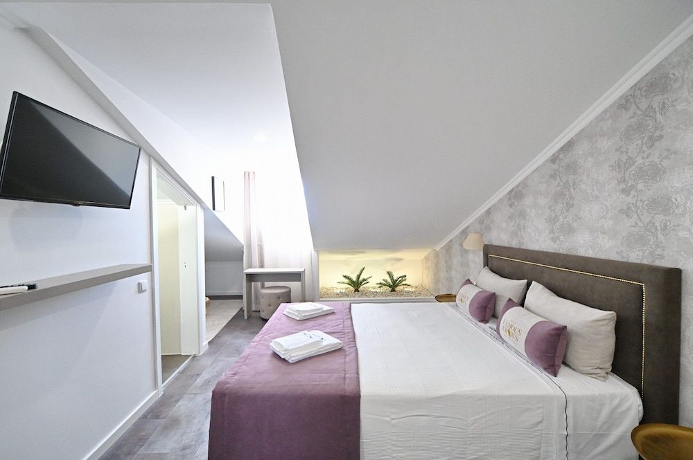 Famous Crows Lisbon Suites Double, Private Bathroom, Low Ceiling (4th Floor) 4