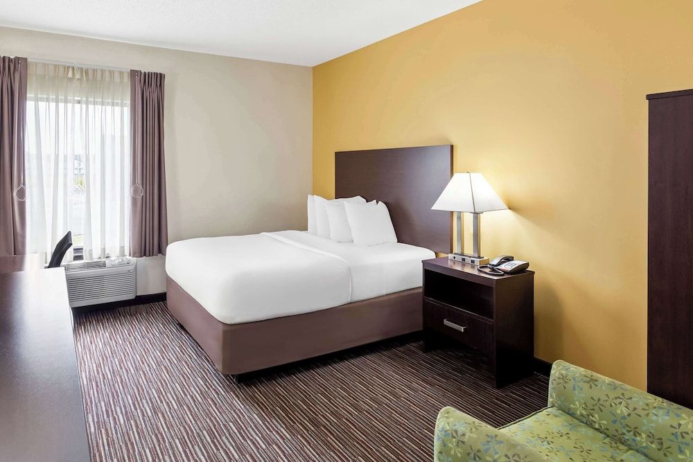SureStay by Best Western Grayson Standard Room, 1 Queen Bed, Accessible, Refrigerator & Microwave 3