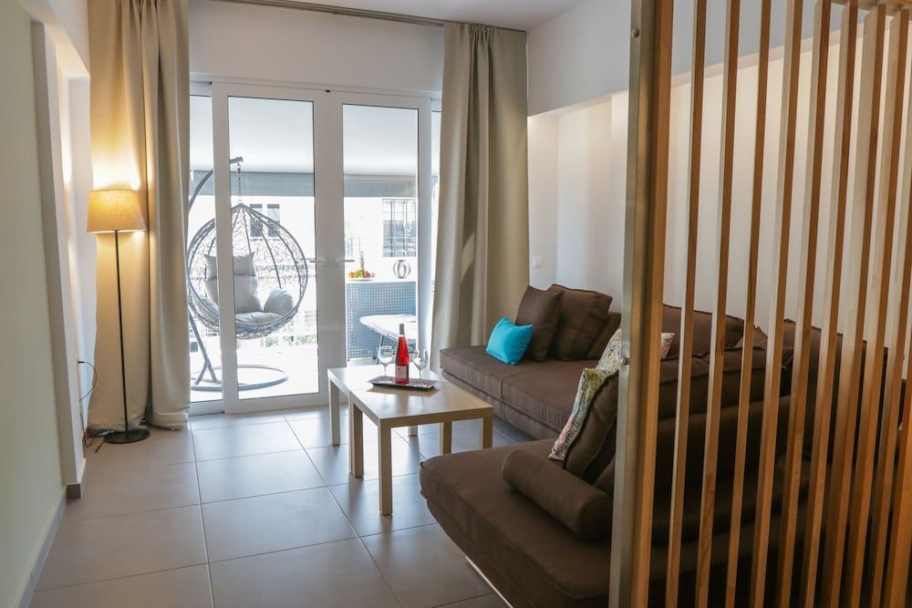 V36 Suites Suite, Balcony (Prestige) 12