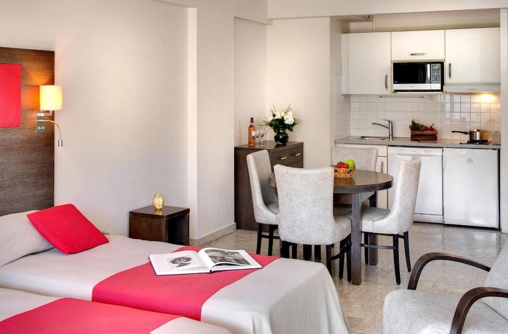 The Originals Résidence, Les Strélitzias, Antibes Juan-Les-Pins Studio, Terrace (2 people) 3