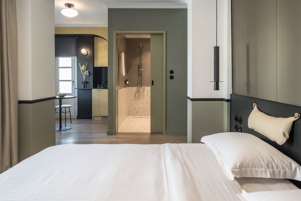 undefined 72 AD Suites 3