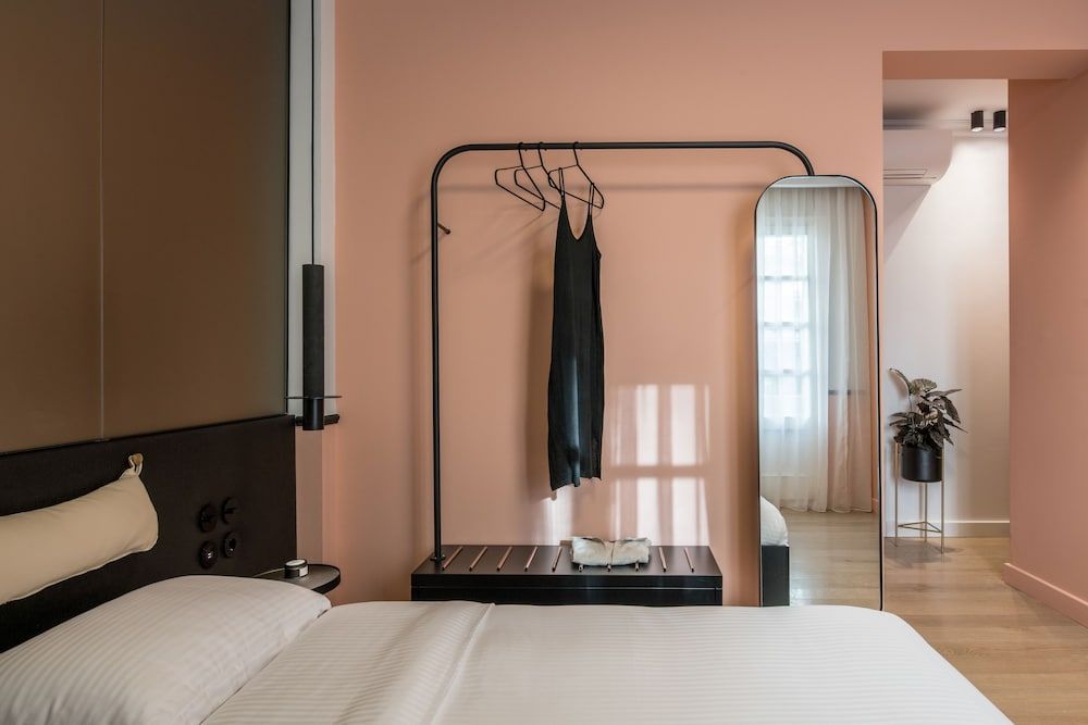 undefined 72 AD Suites 4