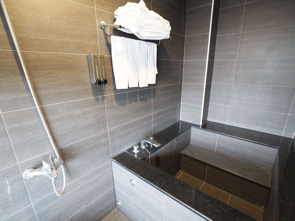 Kailan Hotel Deluxe Quadruple Room 6