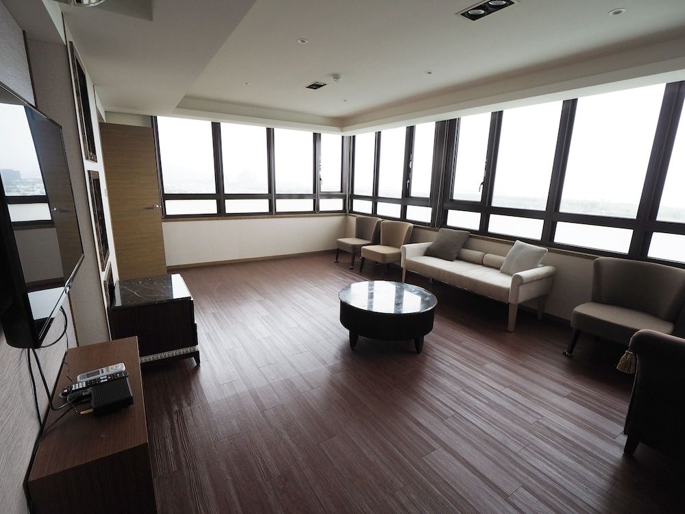 Kailan Hotel Deluxe Quadruple Room 8