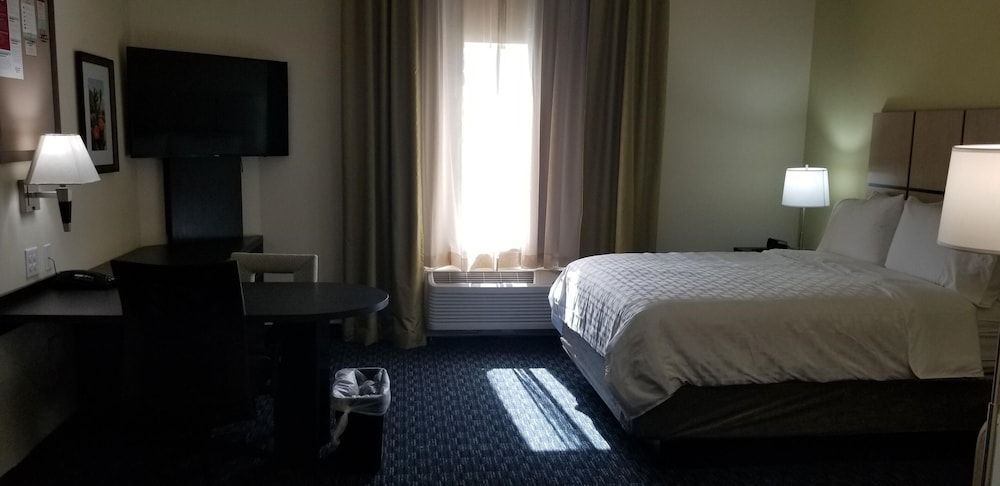 Studio Suite, 1 Queen Bed, Accessible (Comms Accessible. Roll-In Shower)