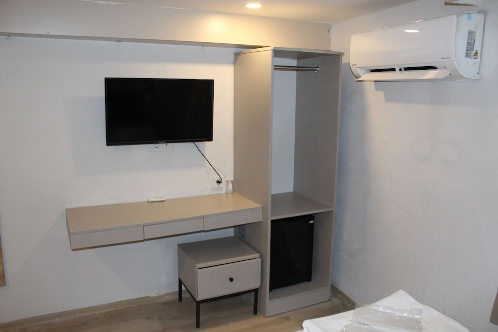 The Lola Hotel Economy Double Room (Basement) 7