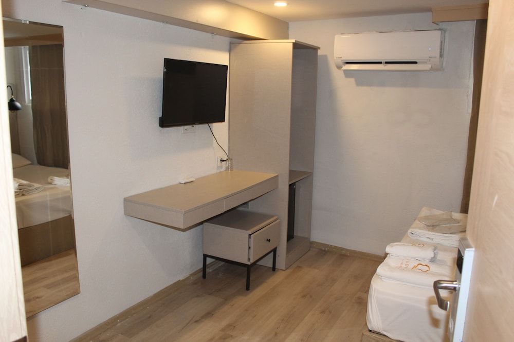 The Lola Hotel Economy Double Room (Basement) 6
