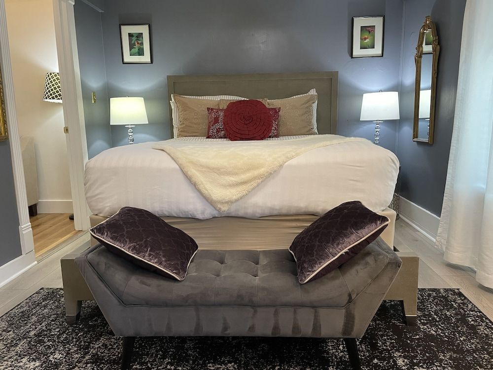Comfort Suite, 1 Queen Bed, Jetted Tub, Courtyard View