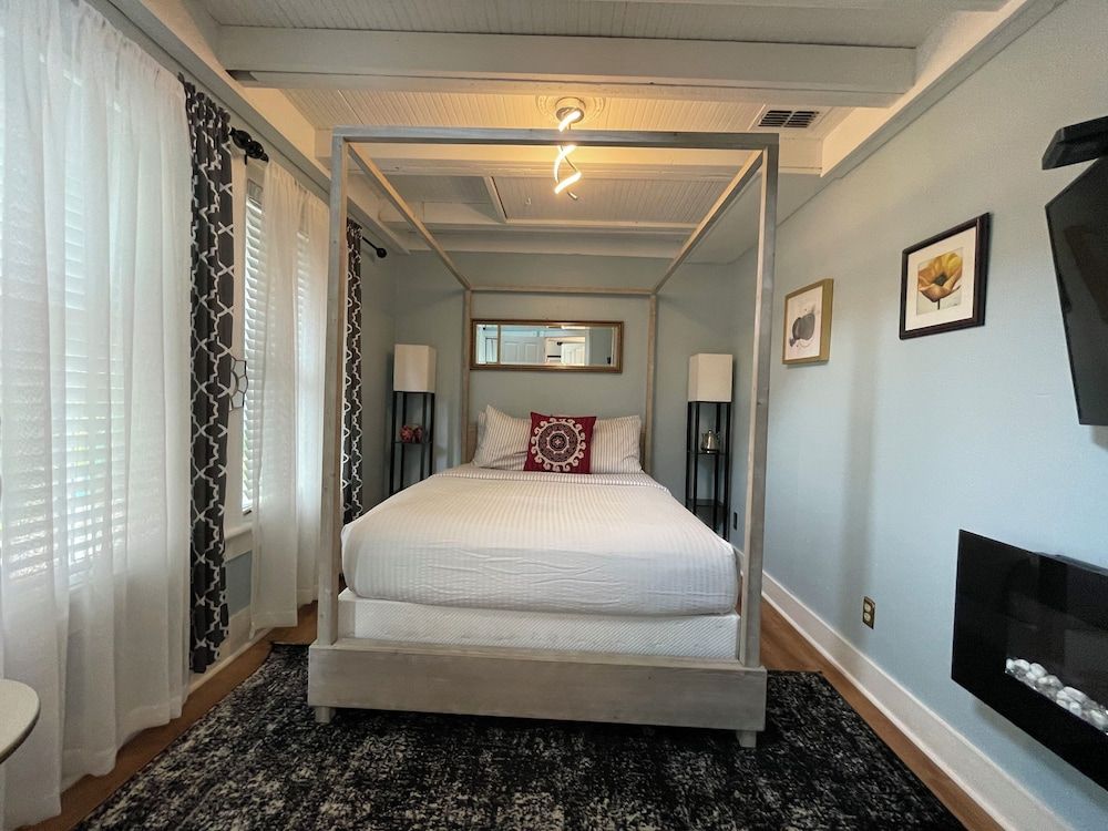 Deluxe Suite, 2 Bedrooms, Courtyard View