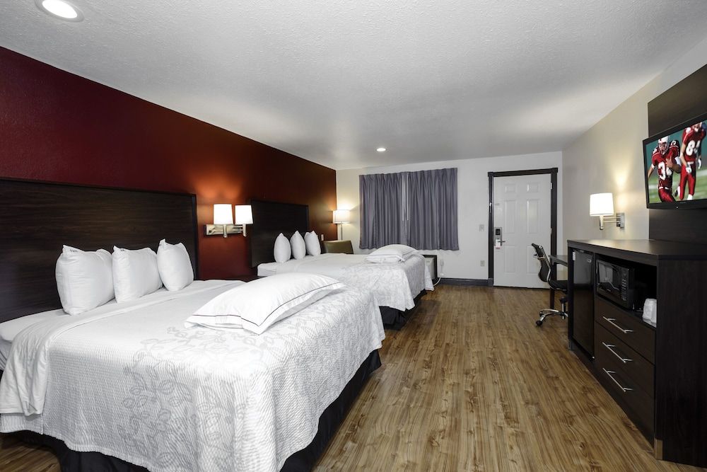 Red Roof Inn PLUS+ Hammond Premium Room, 2 Queen Beds (Upgraded Bedding & Snack, Smoke Free) 4
