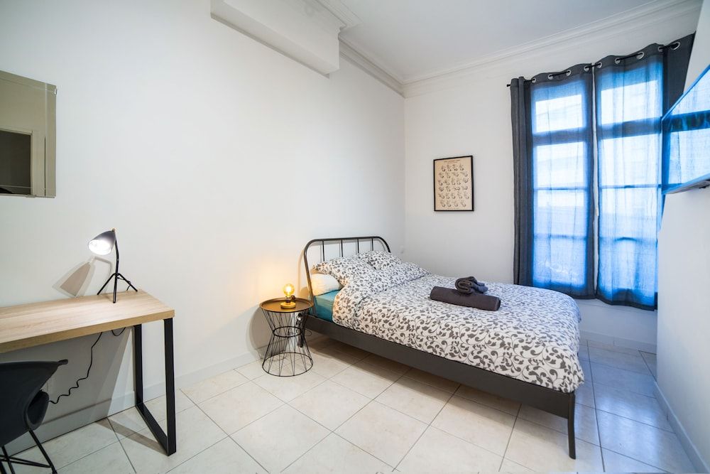 City Double Room, Shared Bathroom (LGC habitat chambre 1)