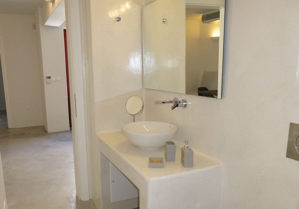 Aplada Suites Studio Semi Basement with Private Patio 6