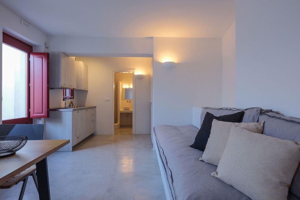 Aplada Suites Studio Semi Basement with Private Patio 7