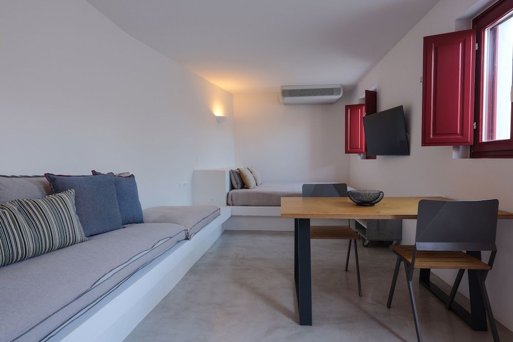 Aplada Suites Studio Semi Basement with Private Patio 9