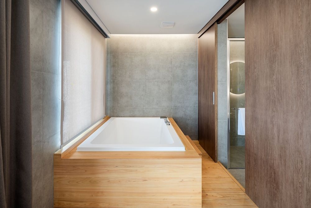 Deep soaking bathtub