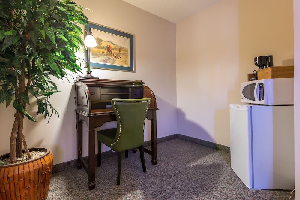 Grama's Inn Room, 1 King Bed 3