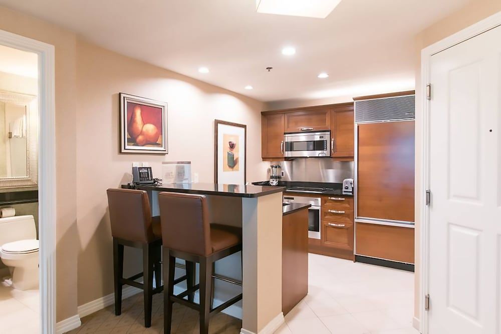 Luxury Condo, 1 King Bed with Sofa bed, City View